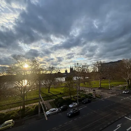 Deine Mit Blick Auf Skyline Von Direkt Am Rhein *