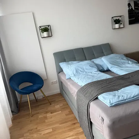 Deine Mit Blick Auf Skyline Von Direkt Am Rhein *